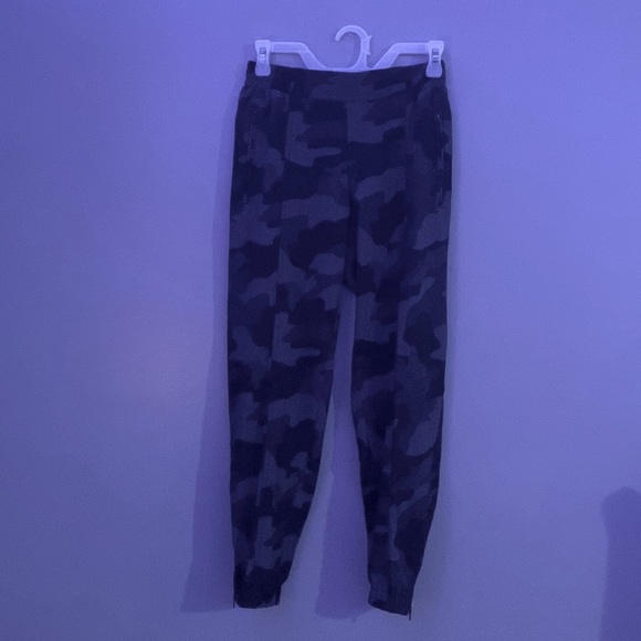 OLD NAVY Camouflage Joggers - Picture 3 of 4
